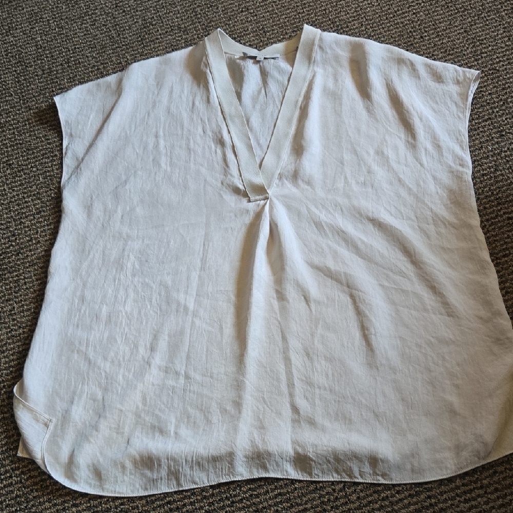 Vince Cream Boxy Sleeveless Blouse with V-neck💫